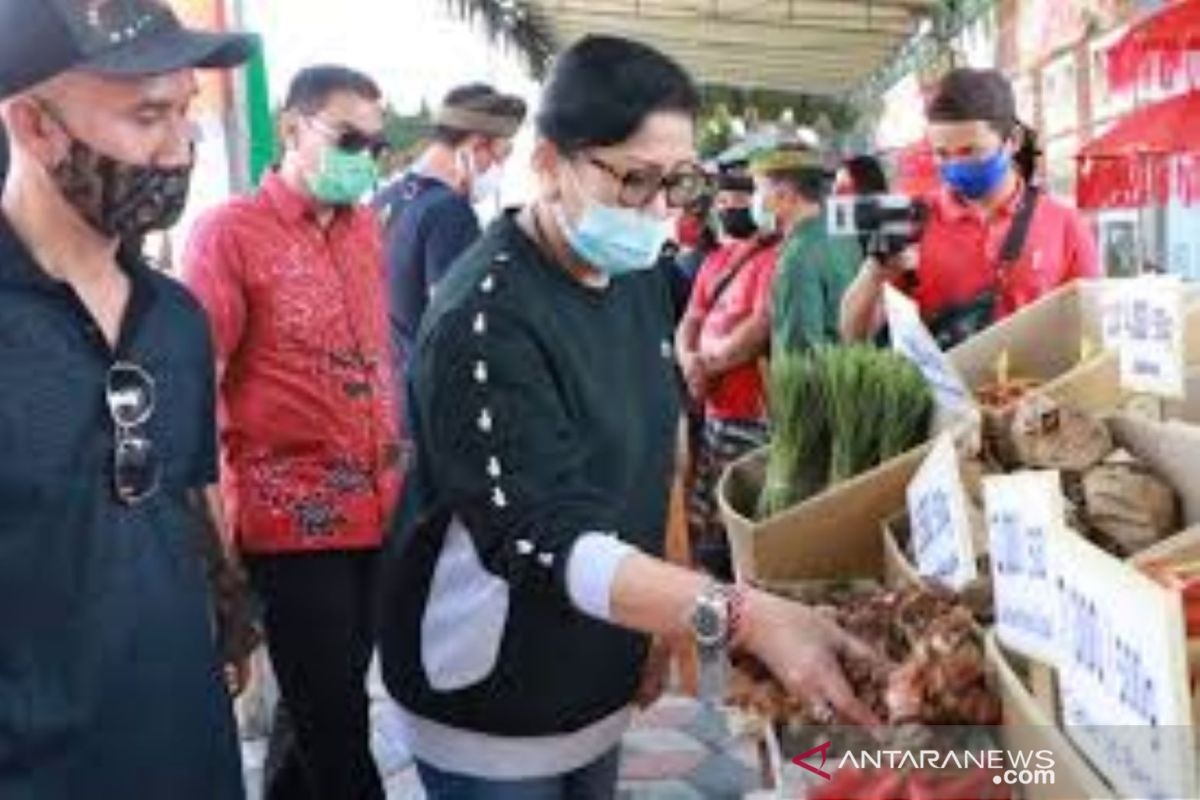 Karangasem gelar Pasar Gotong-Royong Krama Bali saat COVID-19