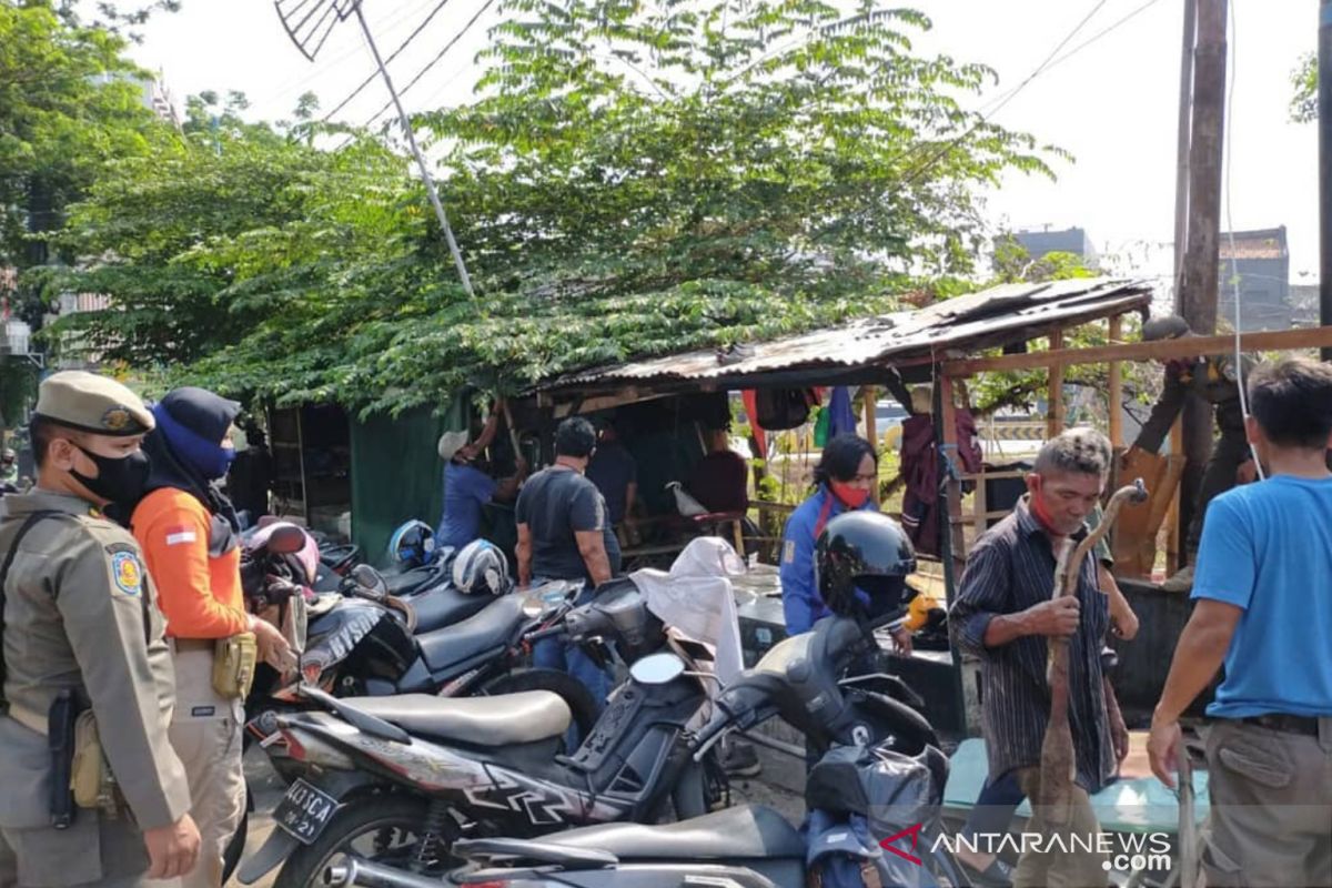 Enam bangunan liar di Jatinegara dibongkar untuk Tugu COVID-19