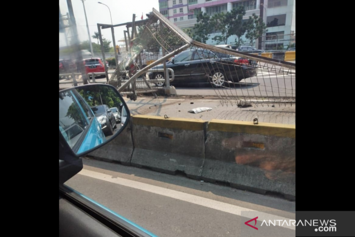 Tersenggol truk, mobil tabrak pembatas di Tol Dalam Kota