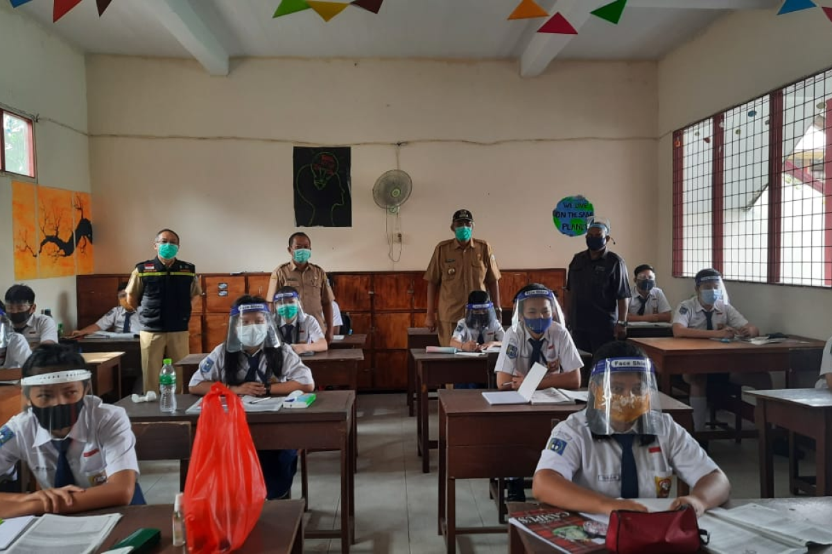 Sintang uji coba belajar tatap muka di dua sekolah