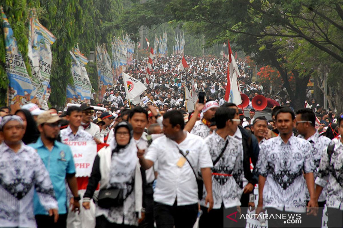 Tenaga honorer dipastikan dapat bantuan sosial di tengah pandemi