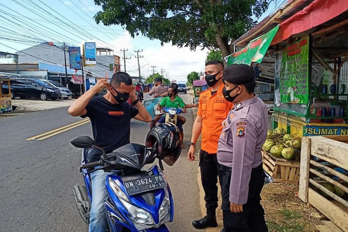 Satgas COVID-19 gelar edukasi prokes dan bagi masker di pusat perbelanjaan