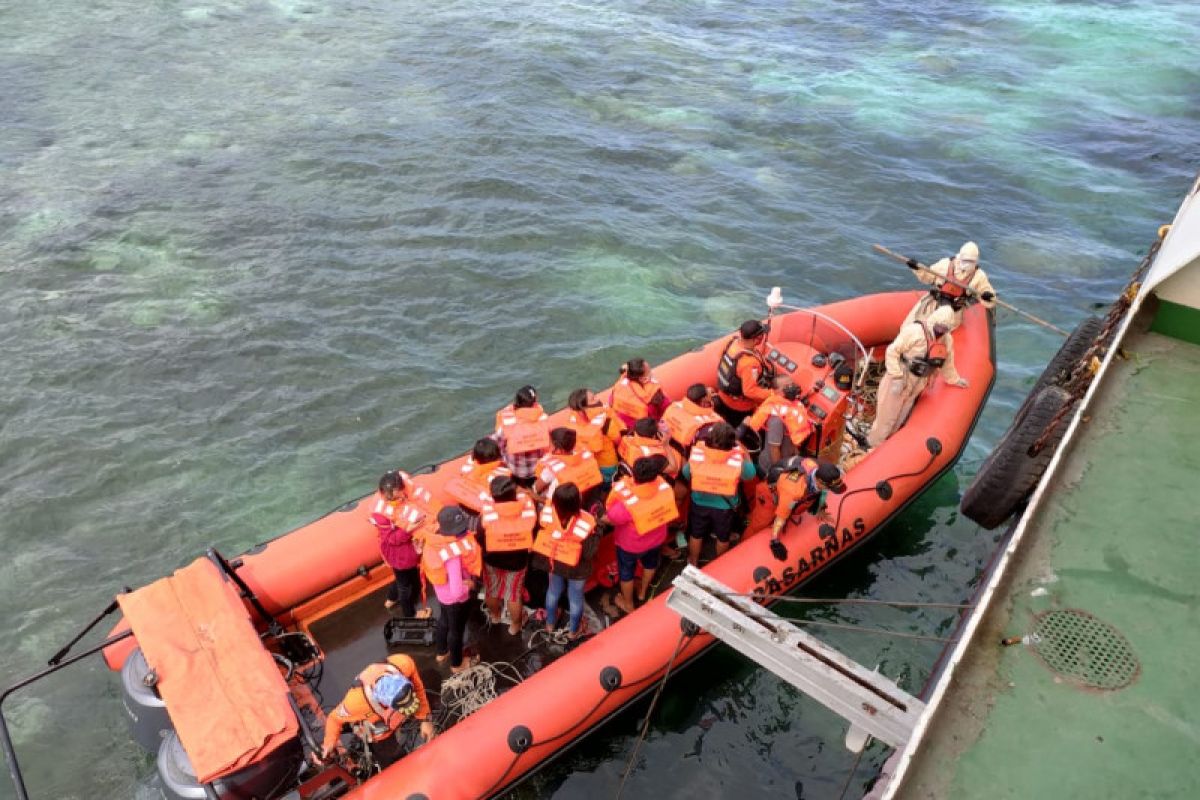Tim SAR evakuasi 72 penumpang KM Sabuk Nusantara 109