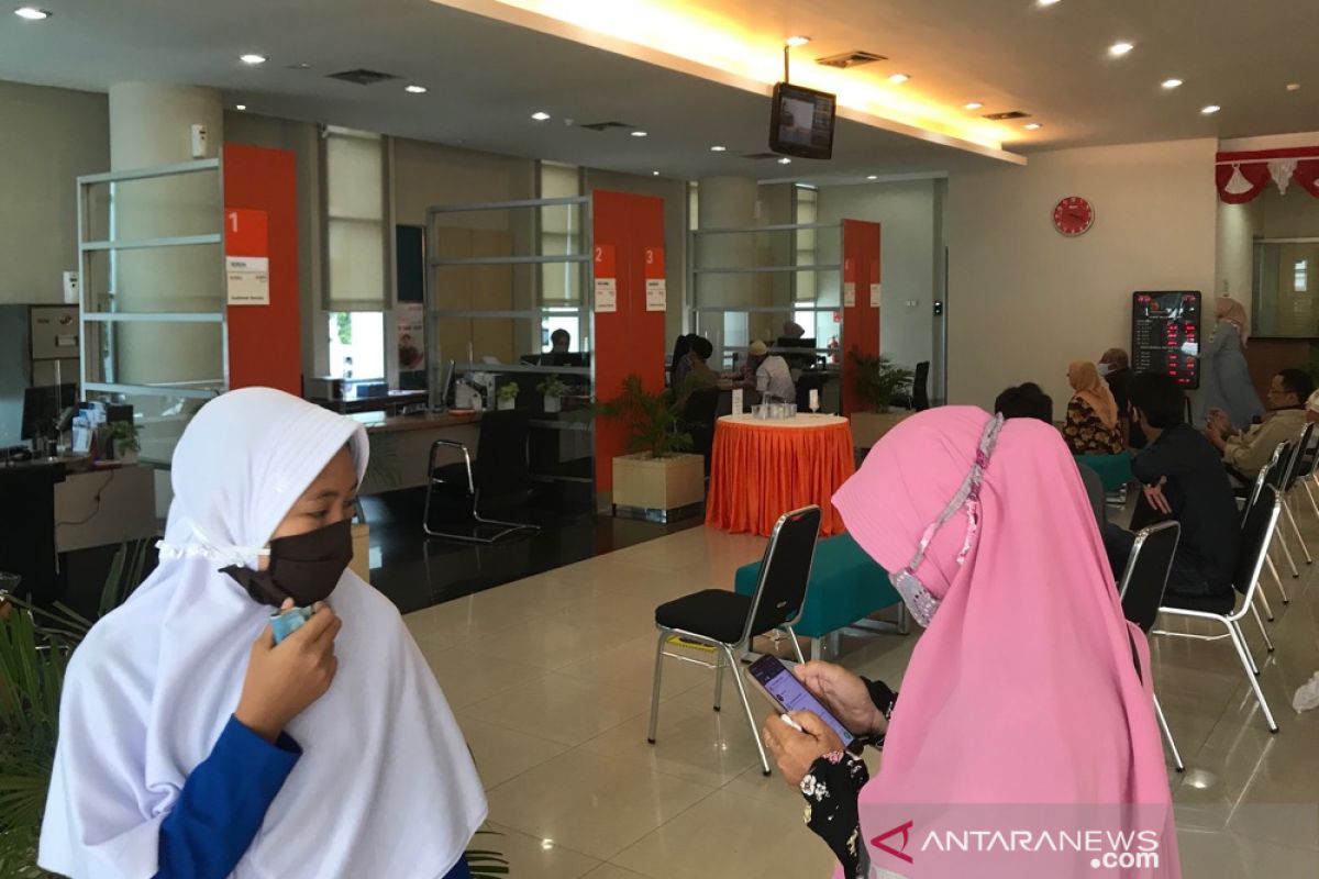 Warga Aceh ramai konversi rekening bank ke syariah