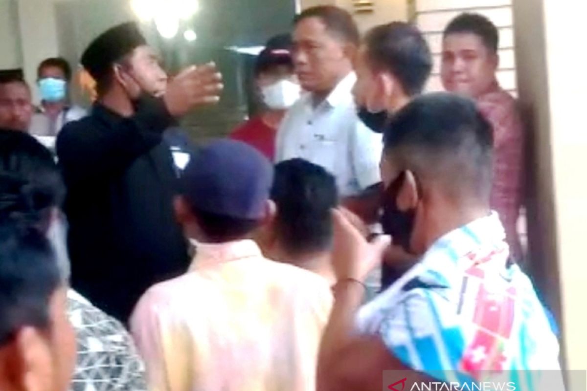 Massa usir 38 WNA dari sebuah hotel di  Aceh