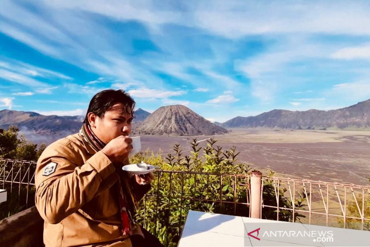 Bromo dibuka, Khofifah ingatkan wisatawan tak abaikan protokol kesehatan