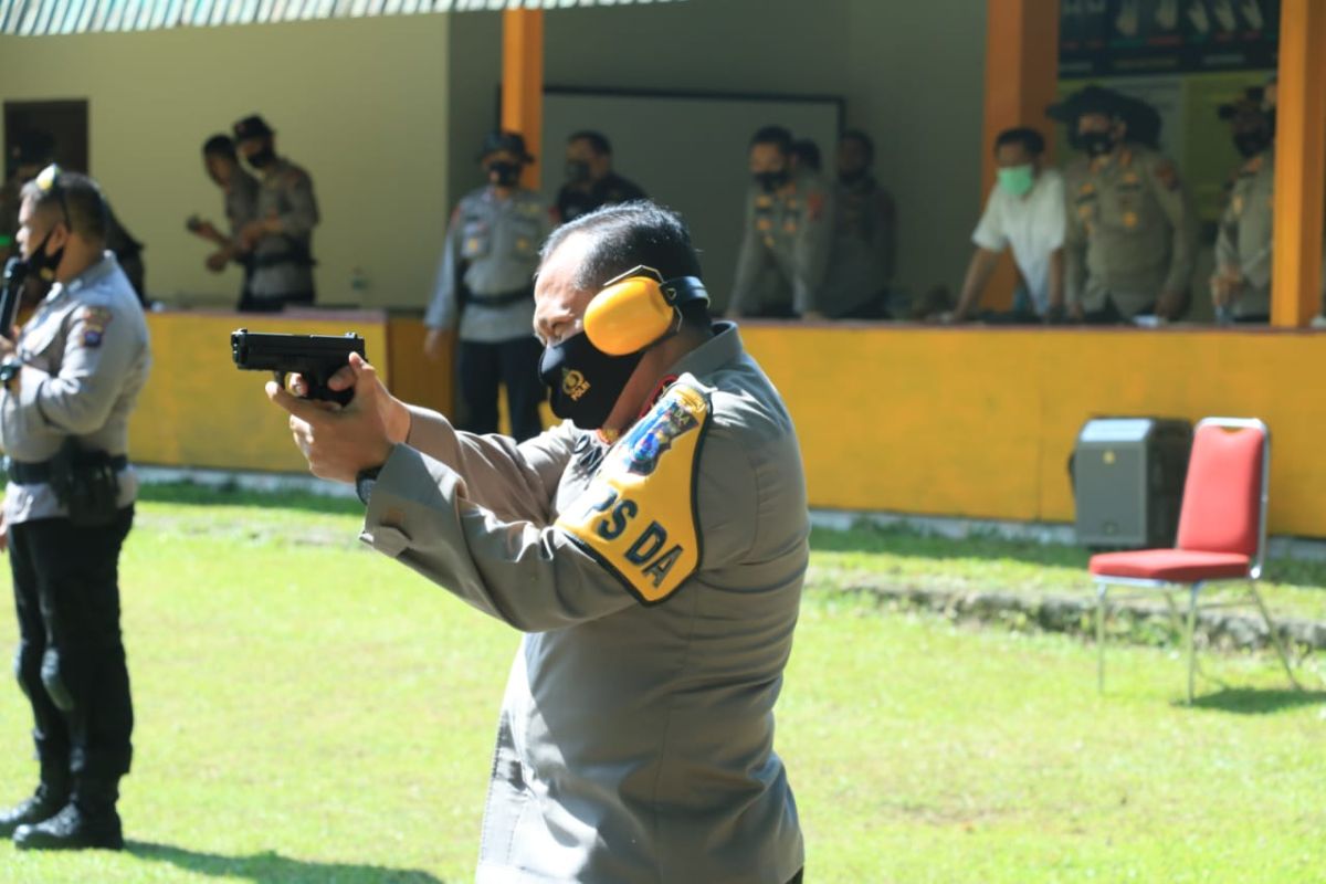 HUT Polwan ke-72 di Sumbar dimeriahkan dengan lomba menembak