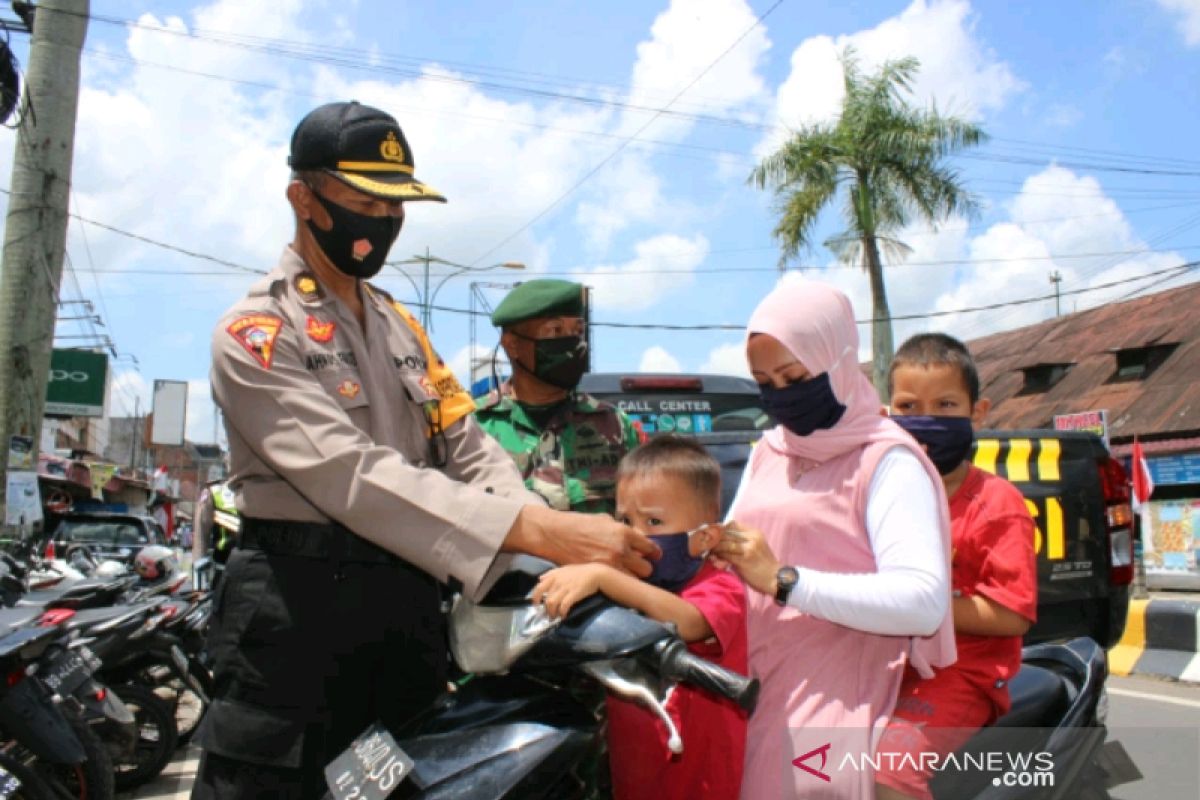 Pemkot bersama Kodim 0212/TS, Polres Padangsidimpuan disiplinkan masyarakat gunakan masker
