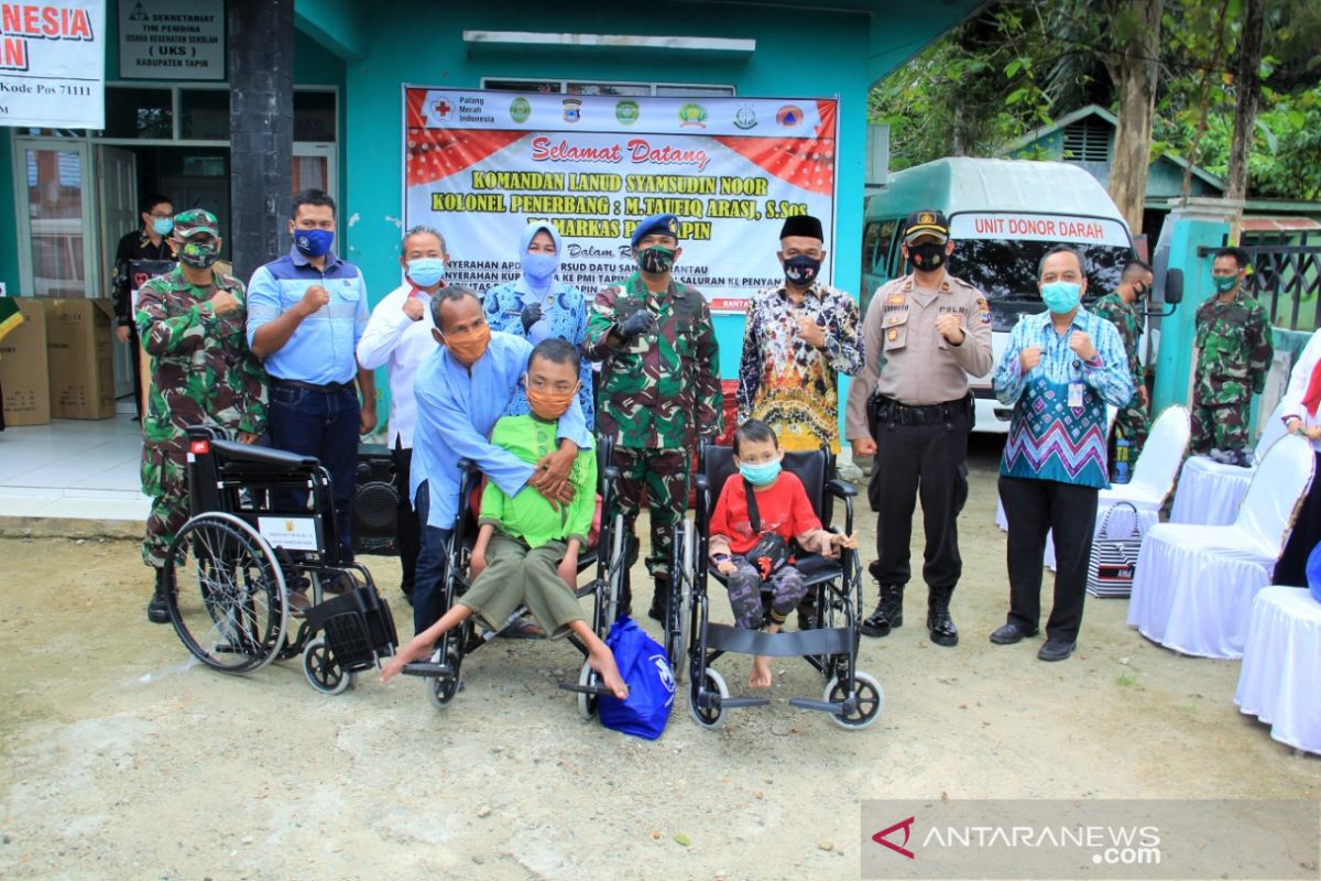 Danlanud Syamsuddin Noor serahkan APD dan kursi roda di Tapin