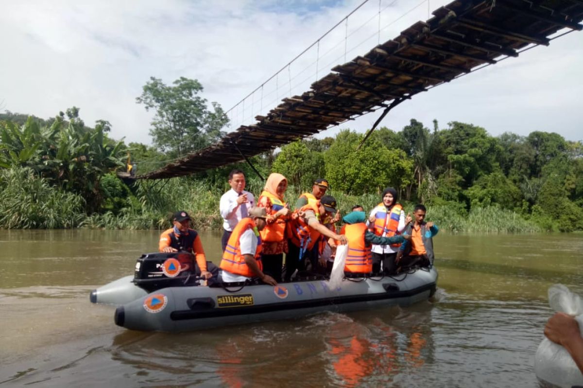 Disnakkan OKU tebar 19 ribu benih  ikan di Sungai Ogan