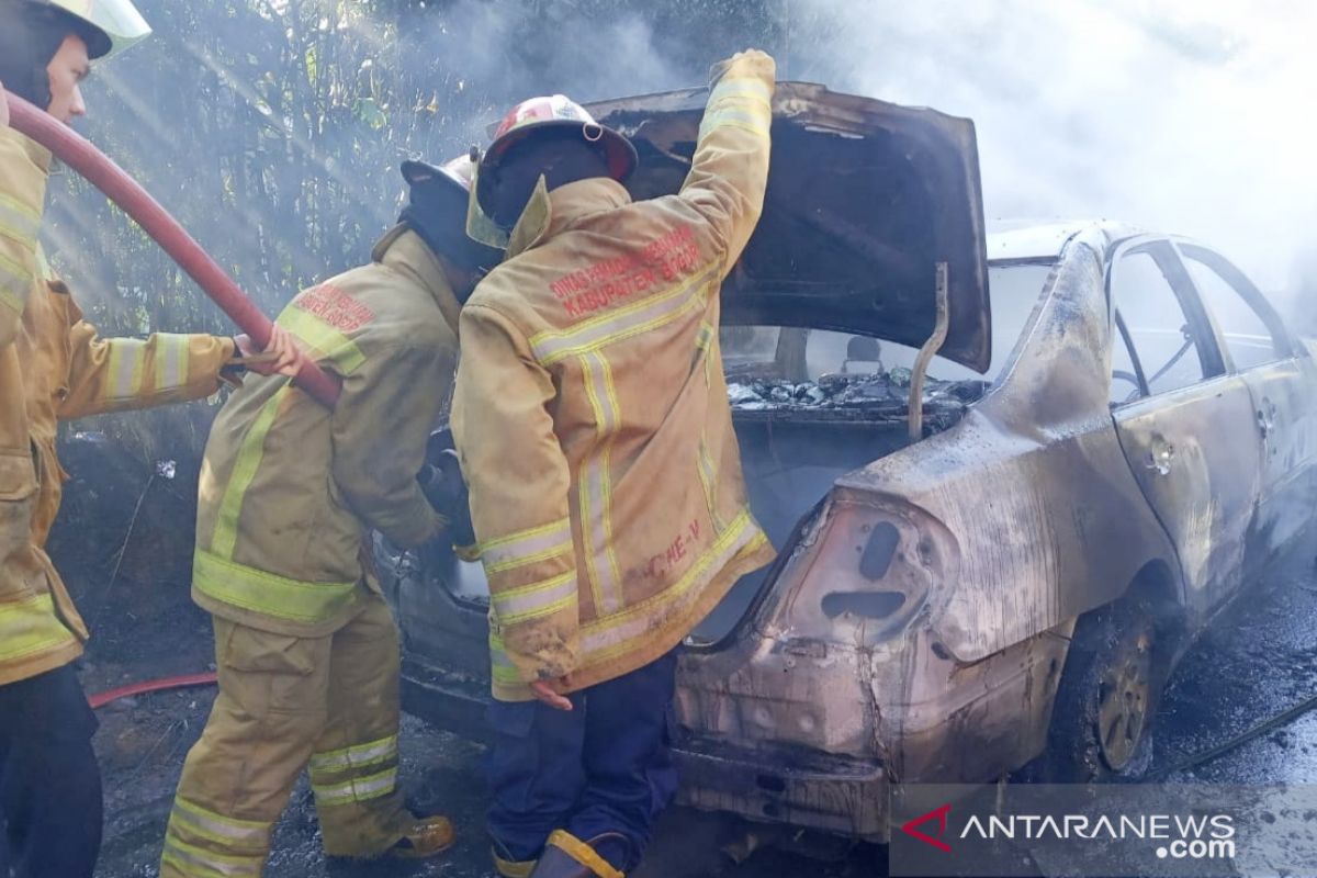 Dua mobil hangus terbakar di Jalur Puncak Bogor