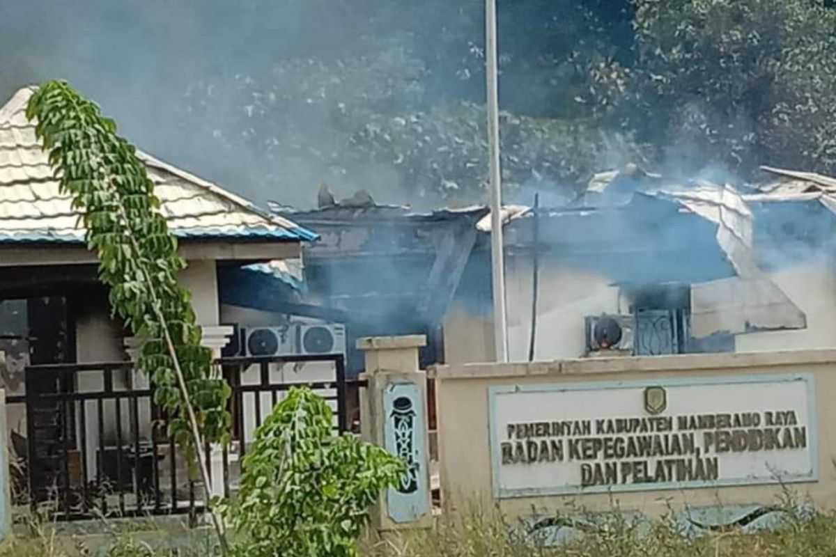 Kecewa dengan hasil pengumuman tes CPNS, oknum warga bakar Kantor BKD