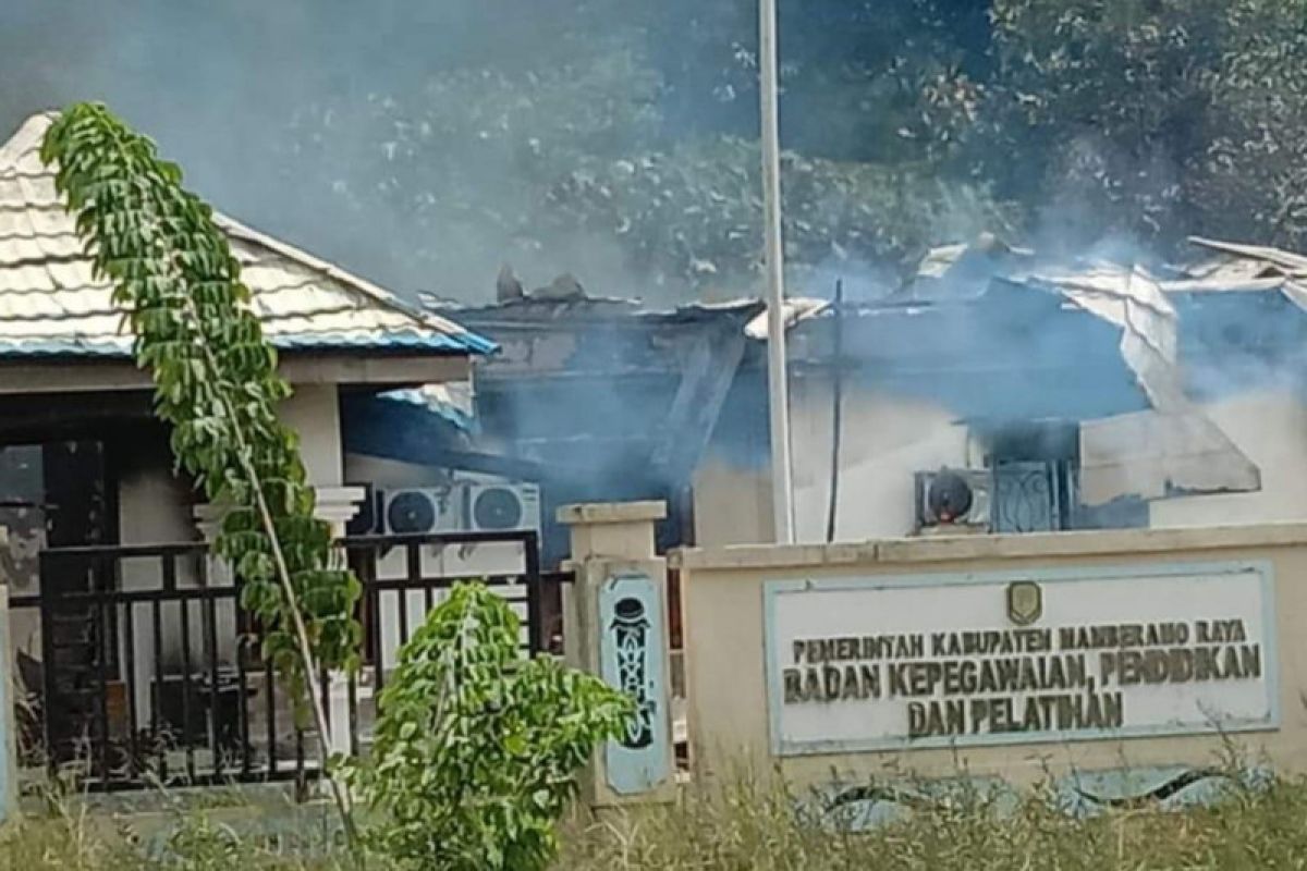 Kecewa hasil CPNS, Kantor BKD Mamberamo Raya dibakar massa