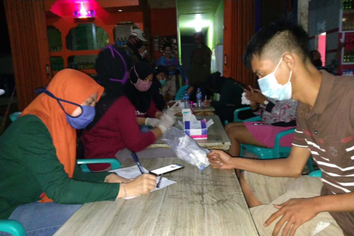 25 penghuni kafe Pantai Pulau Datok tes cepat COVID-19