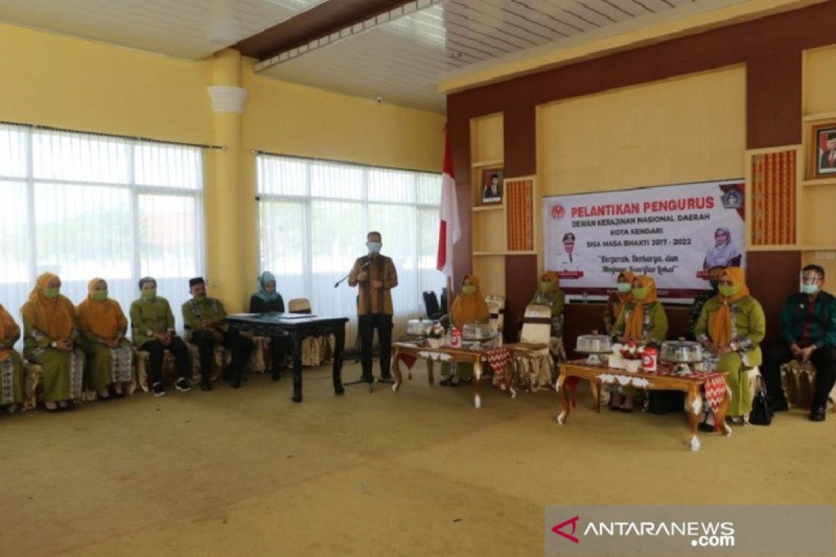 Pemkot dorong Dekranasda Kendari kembangkan kerajinan lokal