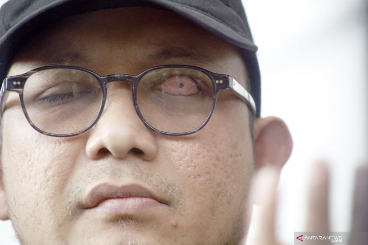 Damkar Jakut semprot disinfektan lingkungan rumah Novel Baswedan