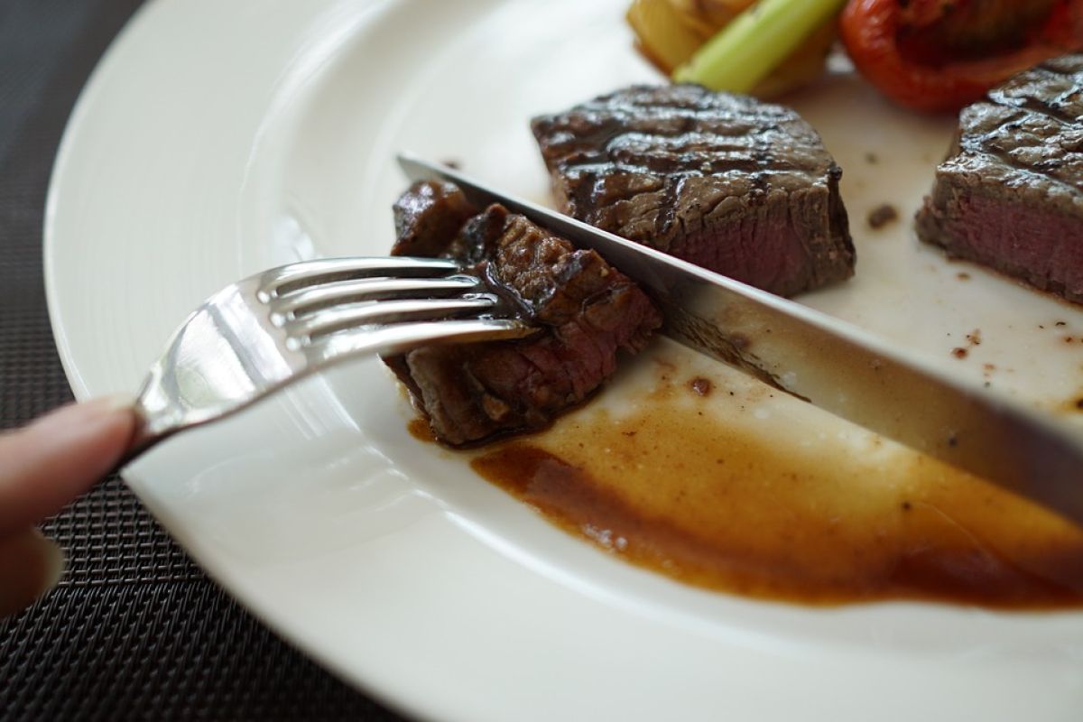 Ini porsi daging merah yang sesuai kebutuhan tubuh bagi yang doyan makan steak