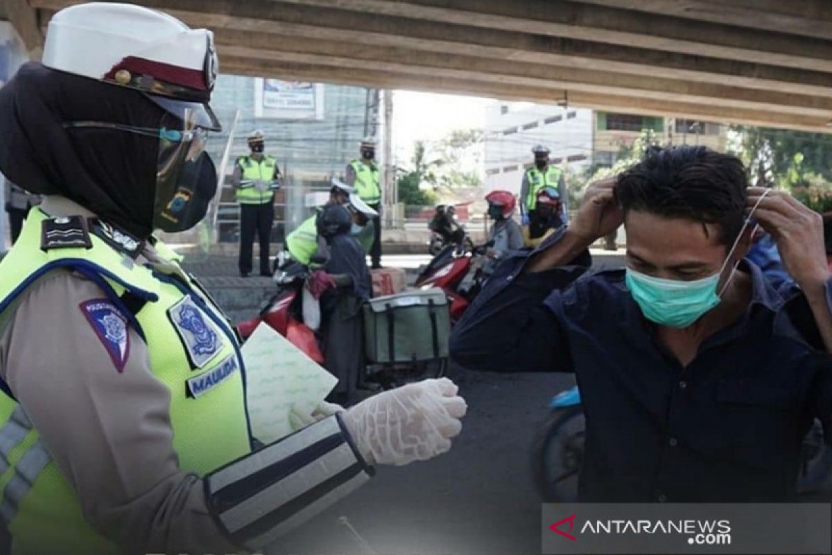 Polda Sumsel turunkan polwan  disiplinkan masker di pasar