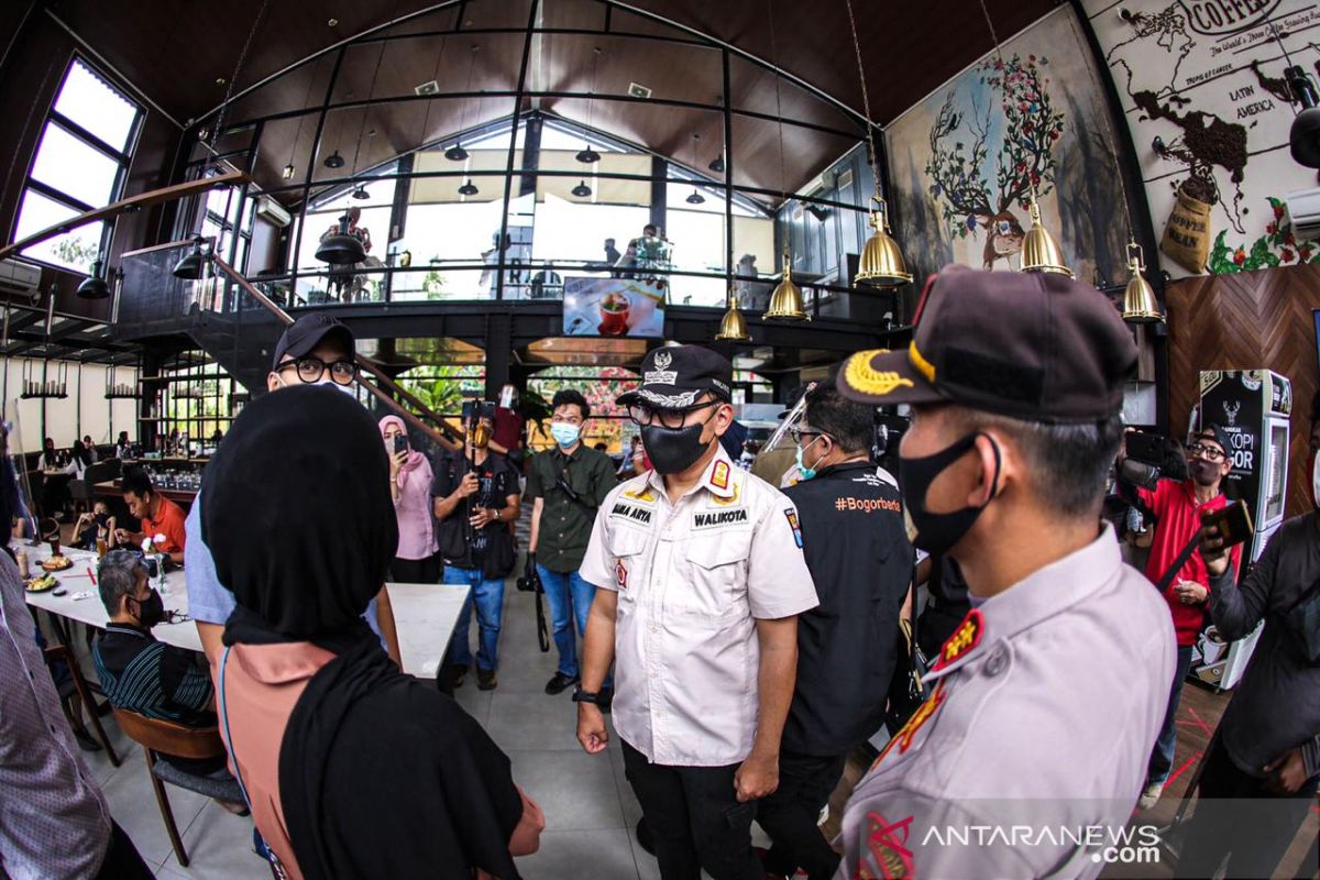 Wali Kota Bogor pantau tempat usaha pada hari pertama penerapan PSBMK (Video)