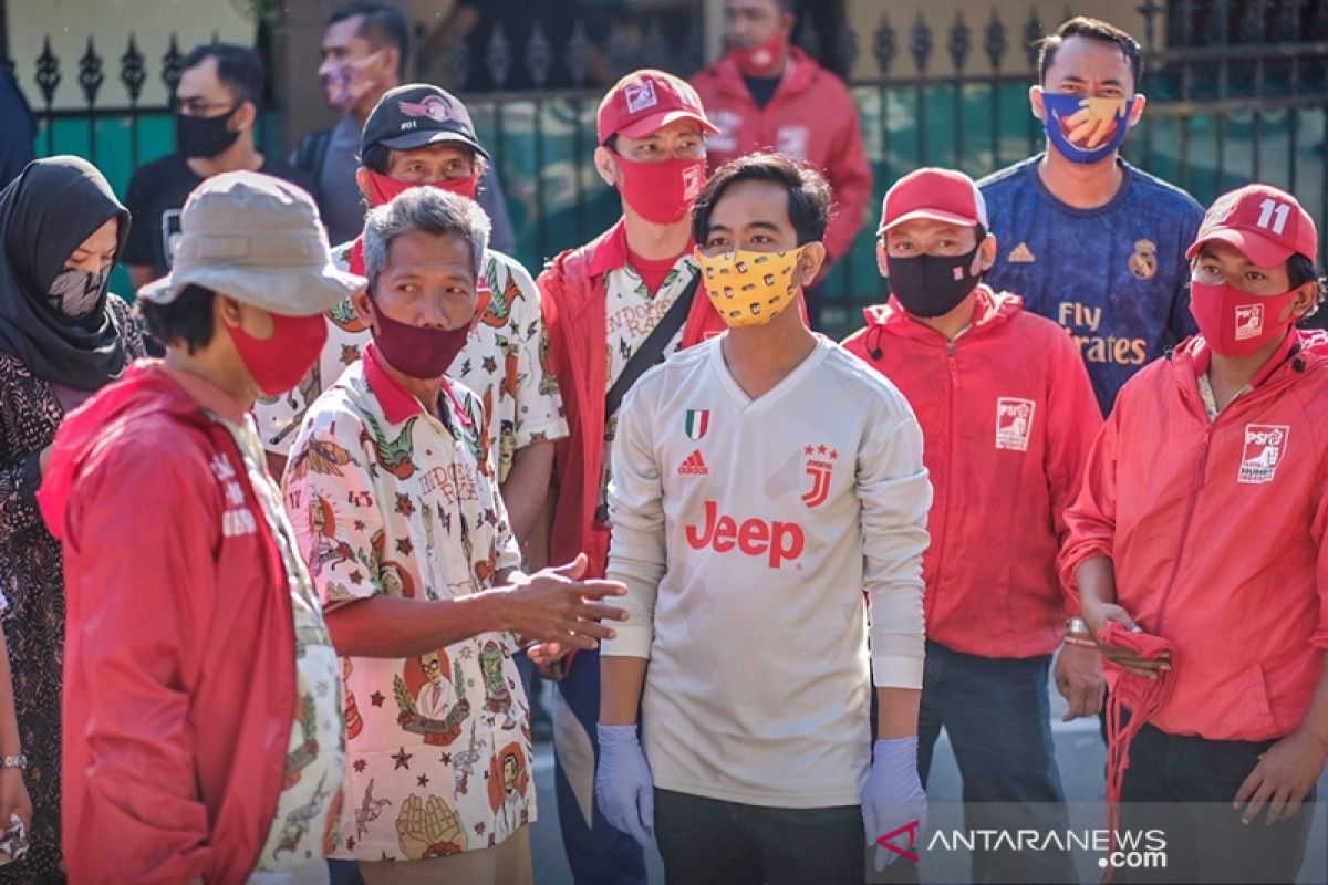 Putra sulung  Jokowi, Gibran bagikan ratusan sembako-masker untuk warga Solo