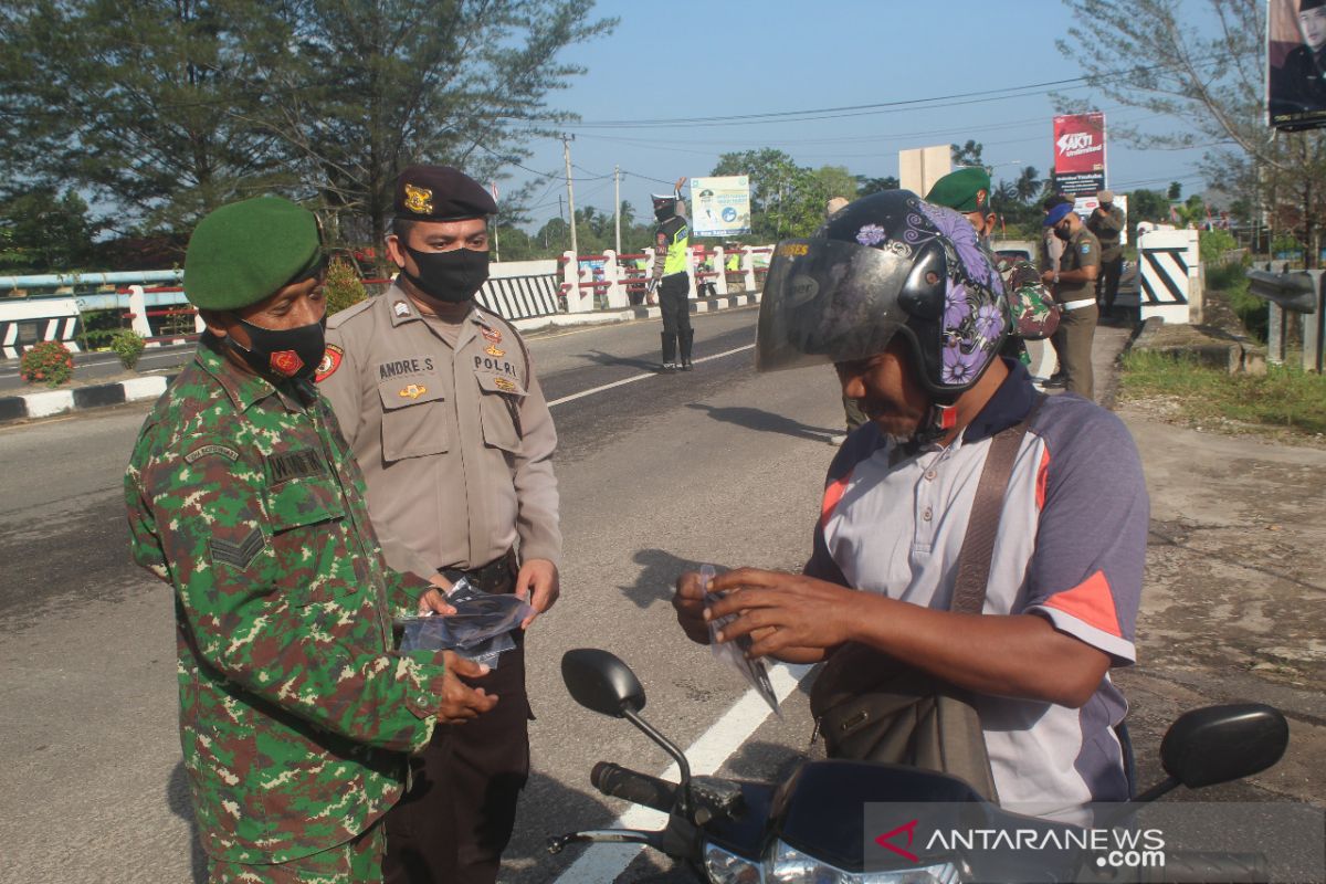 Polres Bangka Tengah menyebarkan 1.000 brosur protokol kesehatan