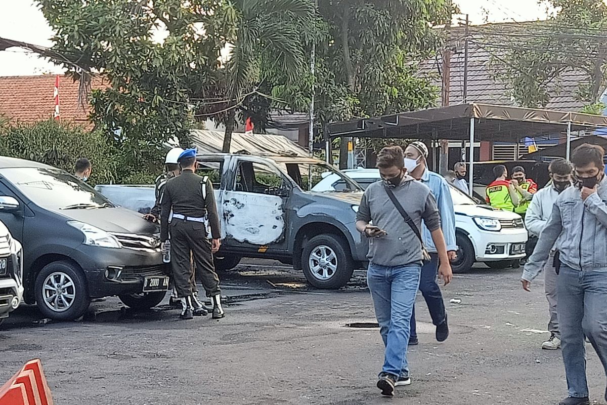 Sebanyak dua anggota polisi terluka dan mobil Wakapolsek Ciracas dibakar