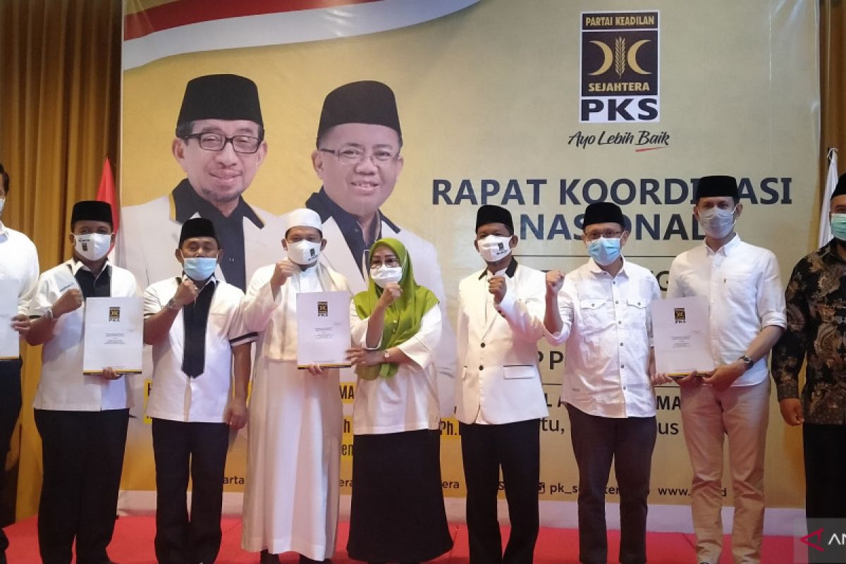 PKS resmi menyerahkan SK calon lima daerah di NTB