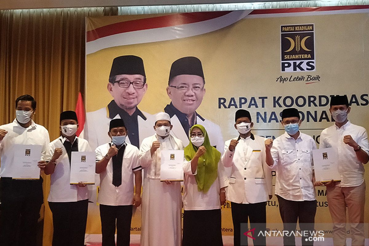 PKS resmi serahkan SK calon lima daerah di NTB