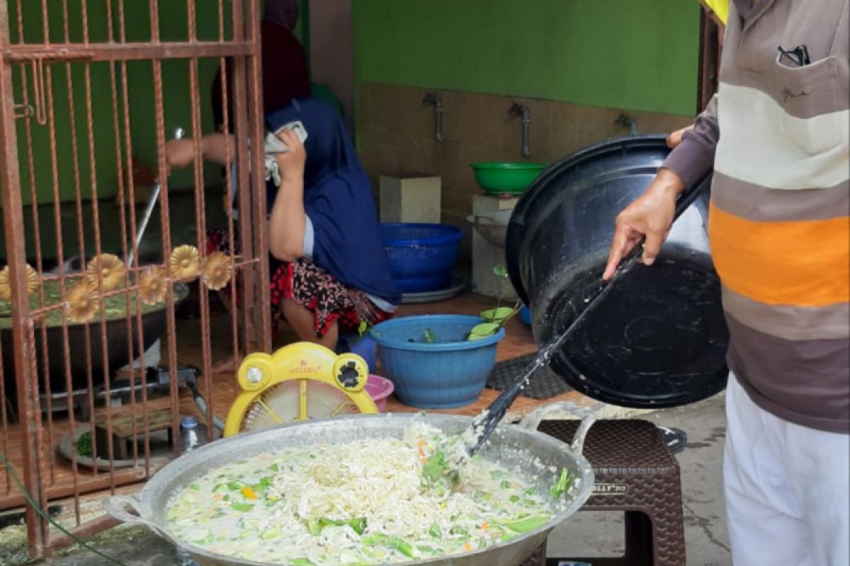 Warga Kalsel ramai-ramai bikin bubur asyura