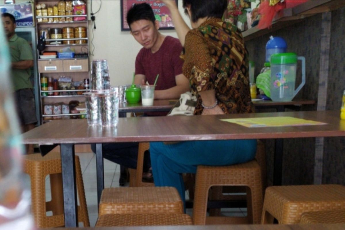 Satgas COVID-19 Lampung minta warga tetap jaga jarak saat di restoran