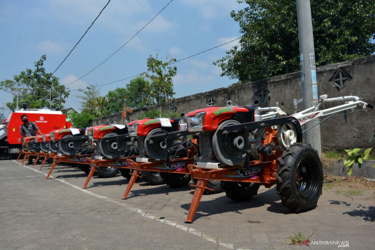 DPR sebut anggota parpol bagikan traktor, Mentan Syahrul  bantah ada perintah