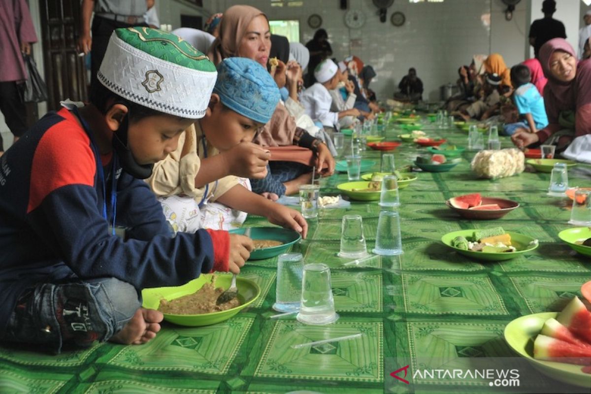 Masjid Suro gelar tradisi 10 Muharram, bagikan 1.500 porsi bubur sop ke anak yatim