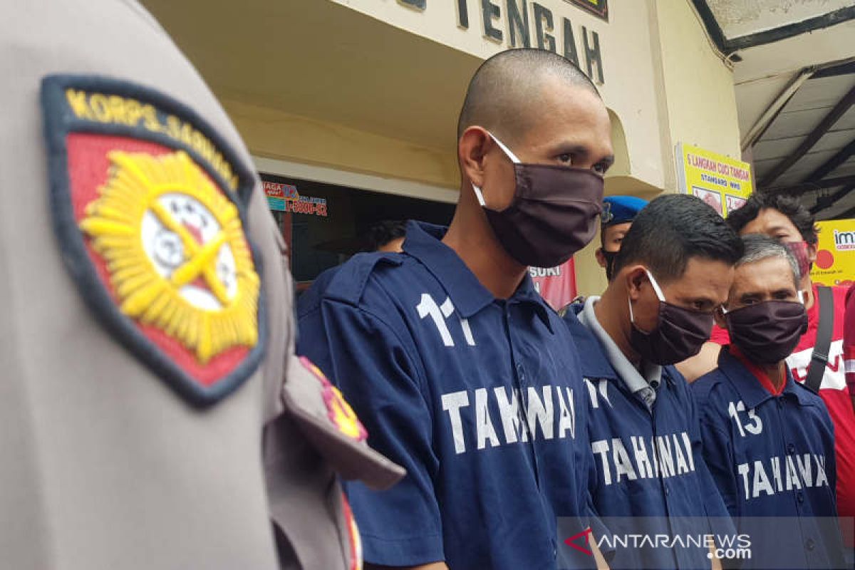 Tiga pengeroyok "Pak Ogah" Semarang ditangkap,  pedang samurai disita