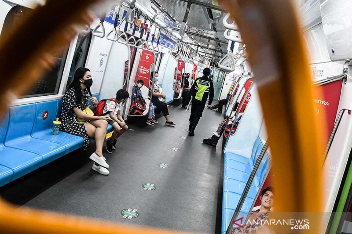 MRT Jakarta pastikan petugas dan penumpang jalankan 3M