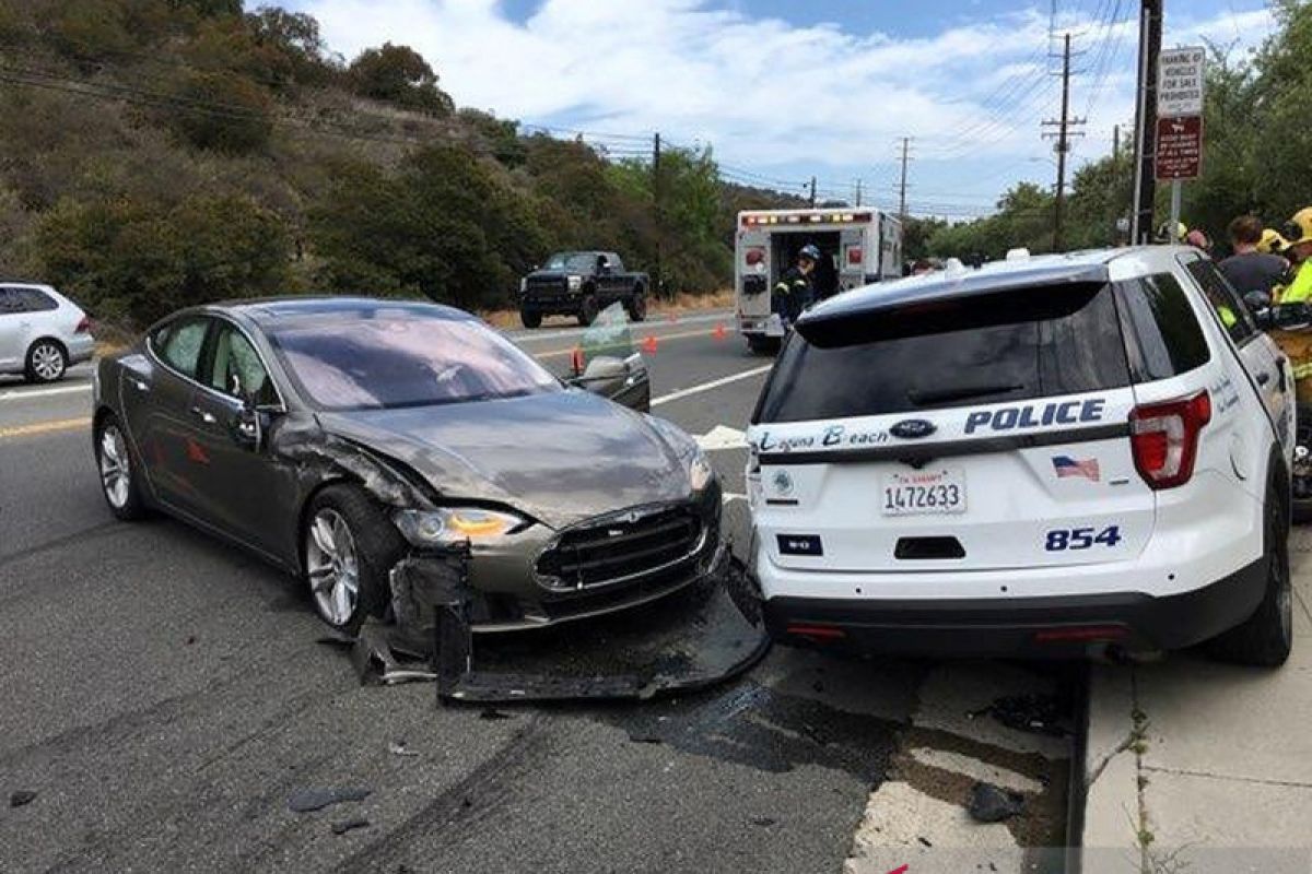 Supir asyik nonton film, sedan Tesla mode "autopilot" tabrak mobil polisi