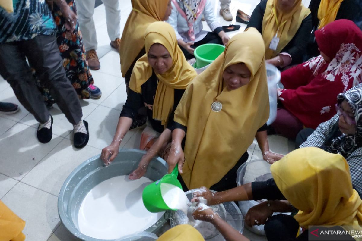 PT Krambil Idjo dampingi ibu rumah tangga mengolah produk kelapa