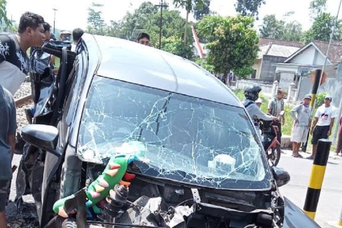 Mobil tertabrak kereta di Blitar, enam orang terluka