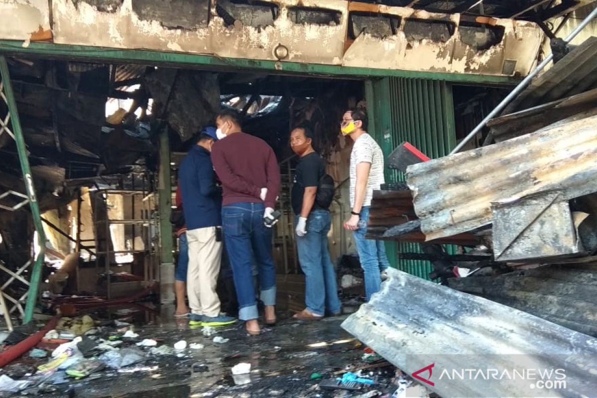 Lima orang tewas dalam kebakaran toko elektronik di Blauran Surabaya