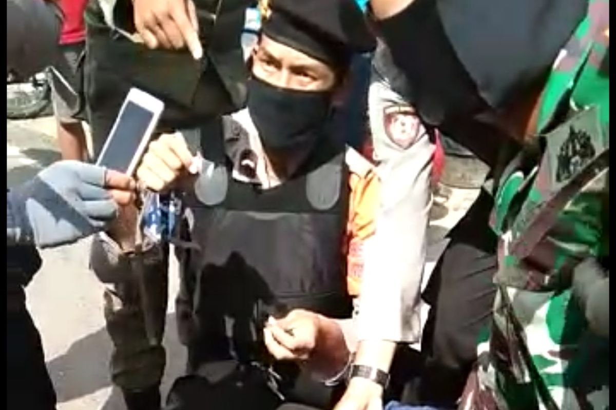 Terlihat panik saat razia masker, seorang pria ditangkap Satgas COVID-19 karena bawa sabu-sabu