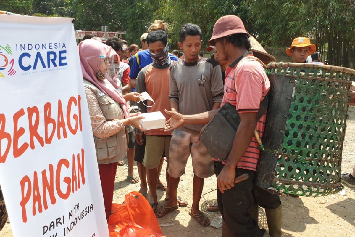 Indonesia Care bagikan makanan di Kampung Pemulung Cipeucang