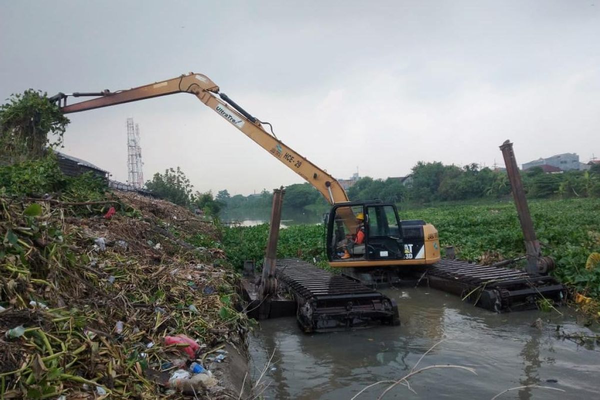 Jasa Tirta I angkut sampah domestik hingga 40 meter kubik per hari dari Kali Surabaya