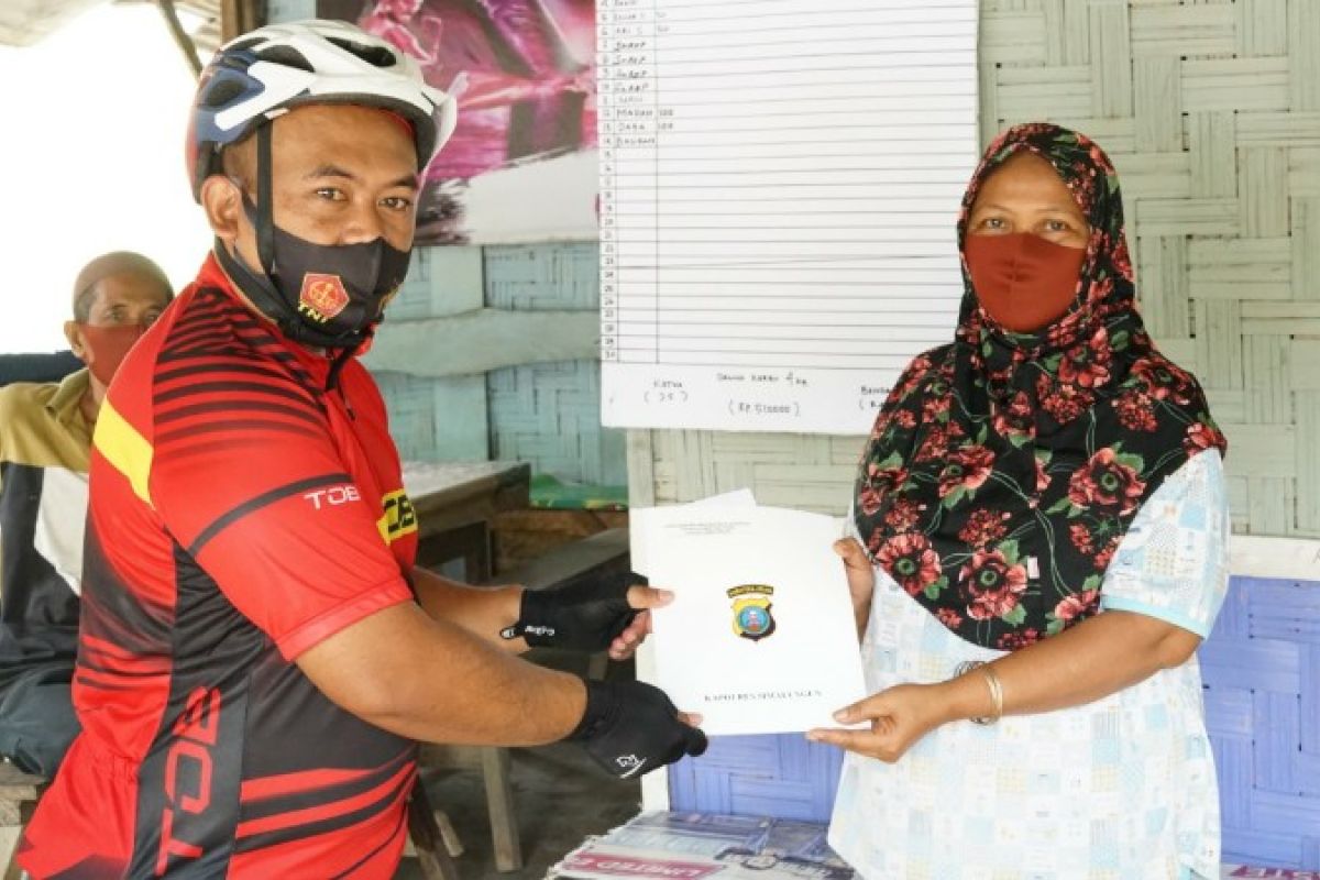 Kapolres Simalungun beri bantuan kepada pedagang kopi dan gorengan