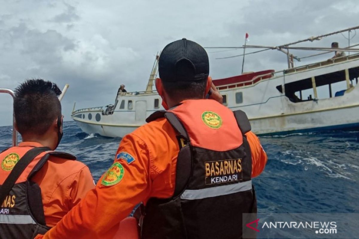 Empat penumpang kapal di Wakatobi dijemput tim SAR setelah kapal mereka mati mesin di lautan