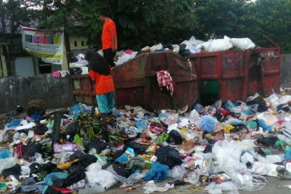 DLH Padang temukan masih banyak warga buang sampah sembarangan