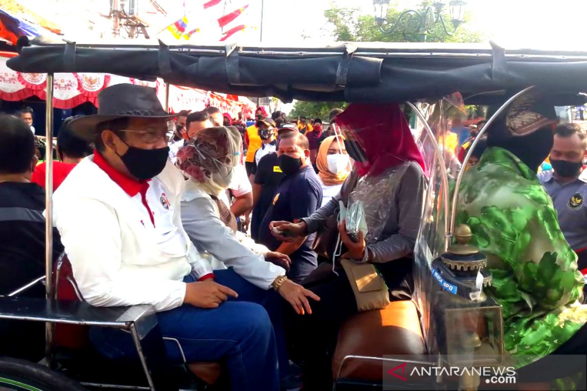 Mahfud MD bagi-bagi masker antibakteri untuk warga di Malioboro