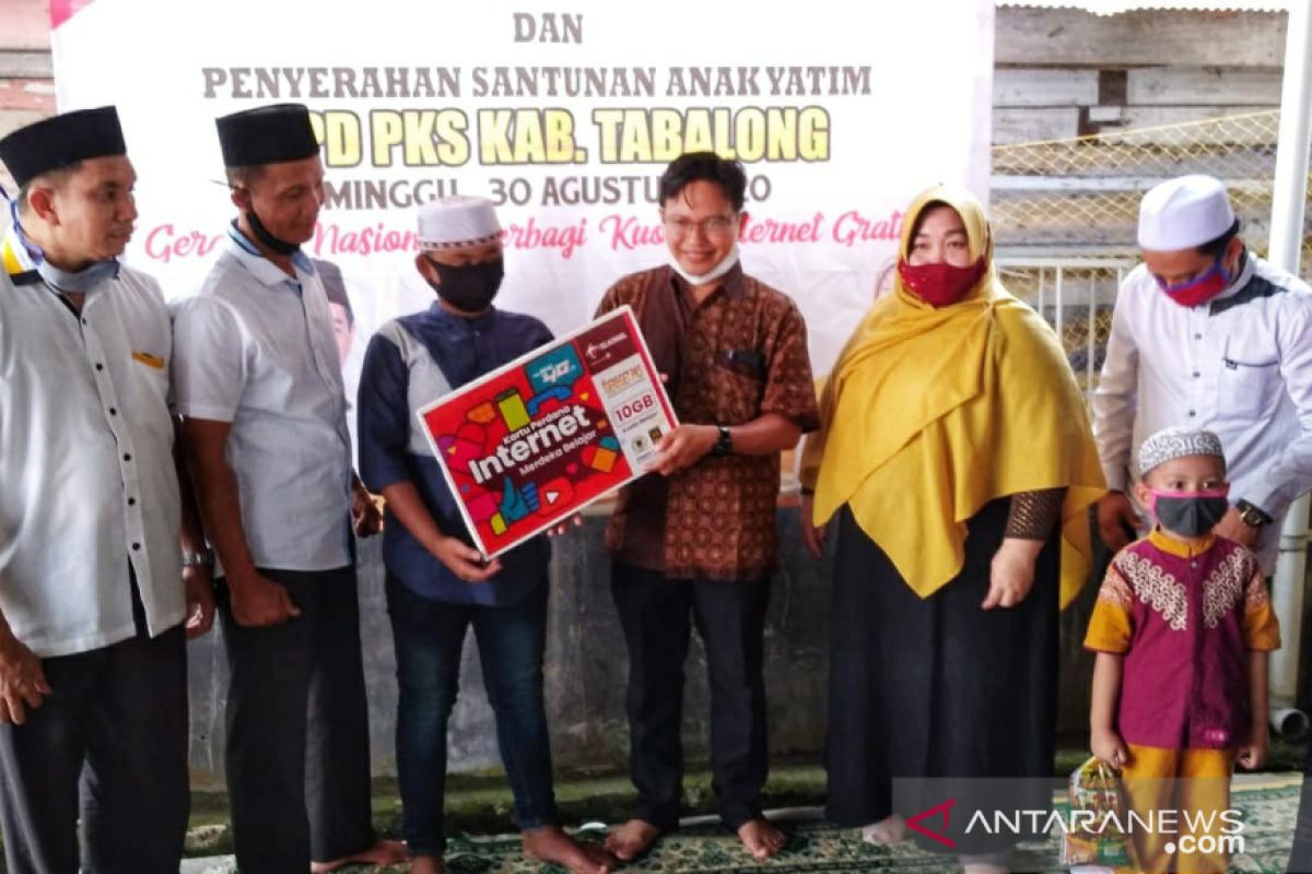 Anggota DPRD Kalsel dari PKS bagikan seribu kartu perdana