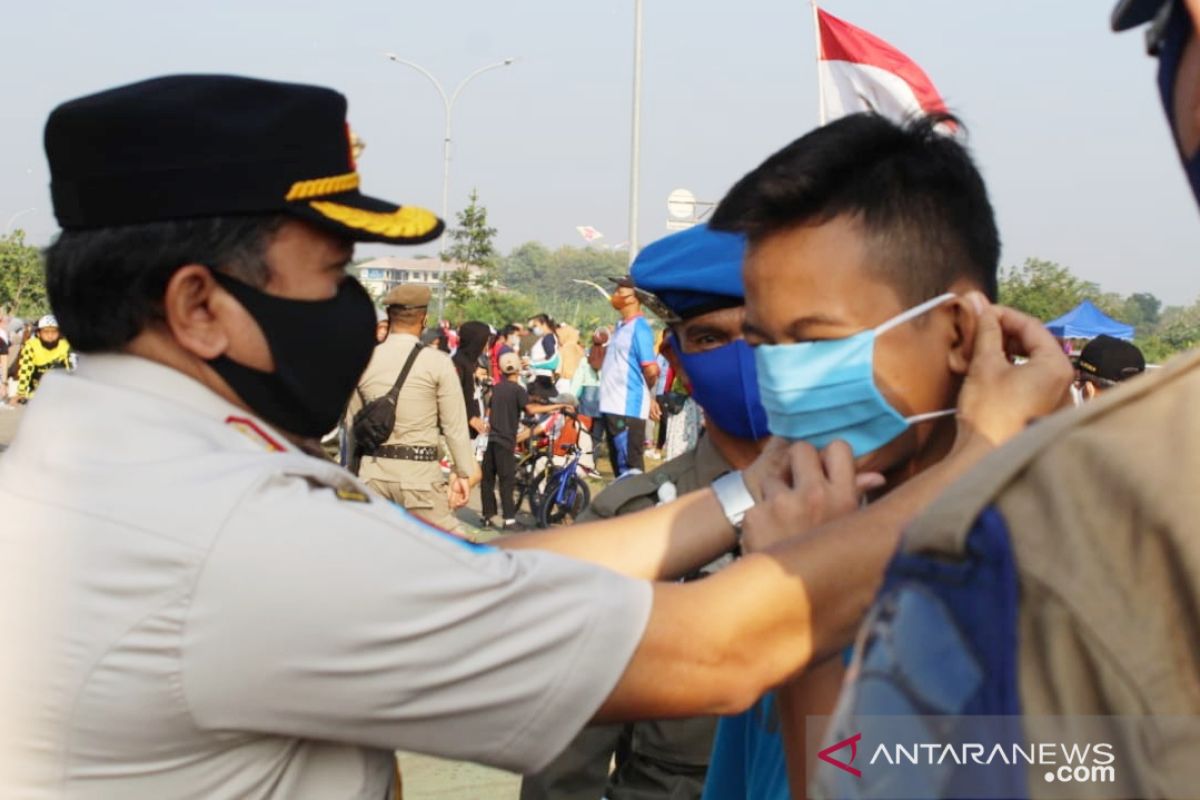 Satpol PP jaring puluhan warga tak bermasker di Stadion Pakansari