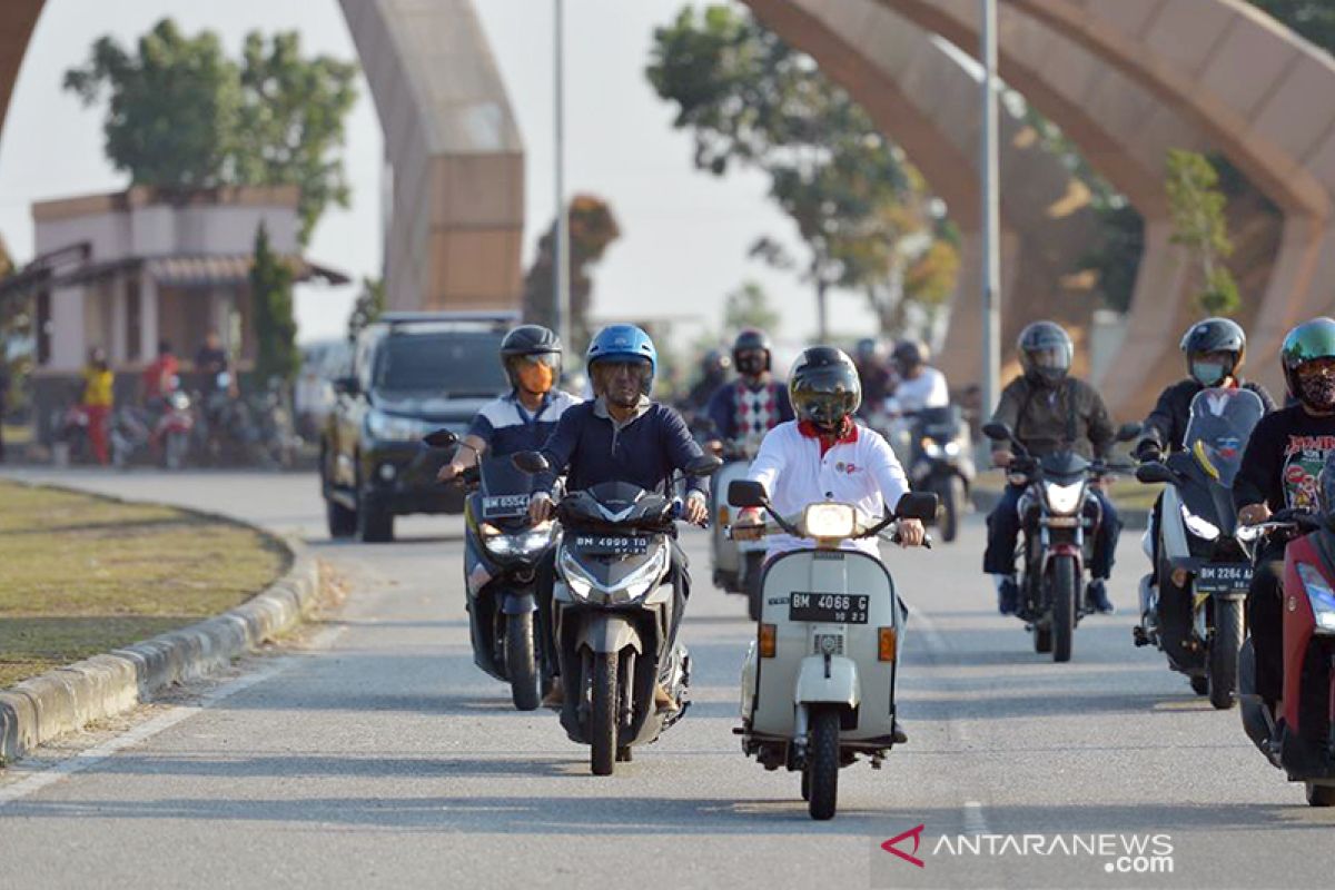 Gubri keliling Pekanbaru naik skuter tua ajak warga bermasker