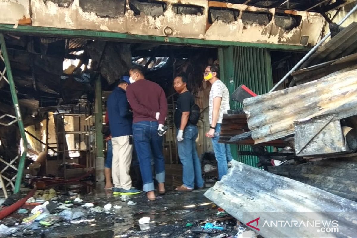 Lima orang tewas dalam kebakaran sebuah toko di Blauran Surabaya