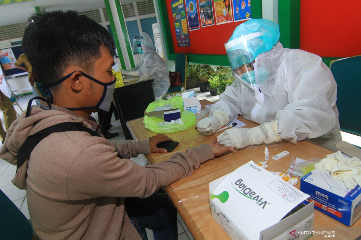 Hasil swab test di stadion dan warkop Pontianak, 10 orang positif COVID-19